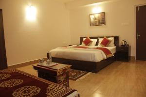 A bed or beds in a room at The Sherpa's Abode