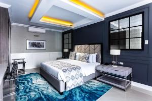 Postel nebo postele na pokoji v ubytování Stonehill Suites + 37 fotografií
