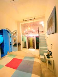 Habitación con una alfombra colorida y una escalera. en LE JARDIN DU FORT - GALLE en Galle