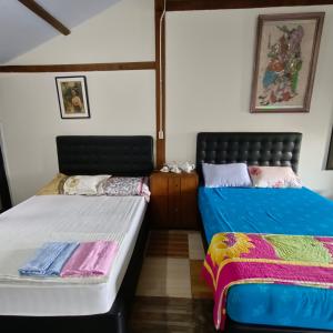 Rúm í herbergi á Omah Singo Stay & Resto Yogyakarta