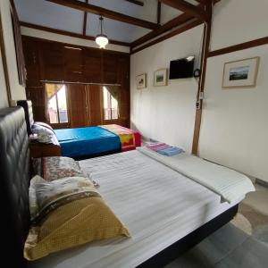 Rúm í herbergi á Omah Singo Stay & Resto Yogyakarta