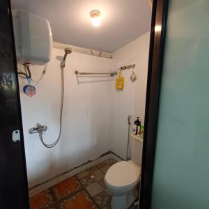 Baðherbergi á Omah Singo Stay & Resto Yogyakarta