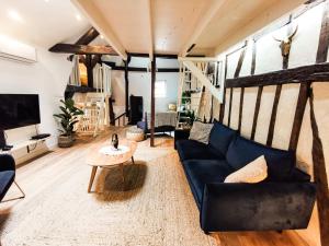 een woonkamer met een bank en een tafel bij Loft atypique au calme avec cour privative in Bourges