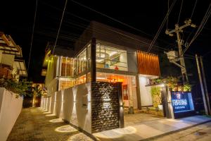 un edificio por la noche con una escalera que conduce a él en Mimoza Mirissa en Mirissa