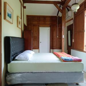 Rúm í herbergi á Omah Singo Stay & Resto Yogyakarta