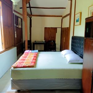 Rúm í herbergi á Omah Singo Stay & Resto Yogyakarta