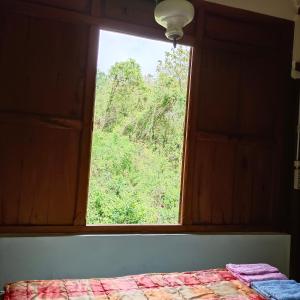 Rúm í herbergi á Omah Singo Stay & Resto Yogyakarta