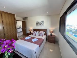Un dormitorio con una cama y una ventana grande. en Quarteira Classic 1 With Pool by Homing, en Quarteira 30 fotos más
