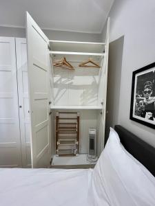 a bedroom with white cabinets and a bed at Nouveau Loft: vieille-ville, musée Picasso, marché in Antibes