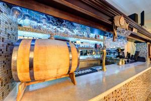 um grande barril de madeira sentado em cima de um bar em Hotel Kiev Lomakin em Kiev