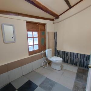Baðherbergi á Omah Singo Stay & Resto Yogyakarta