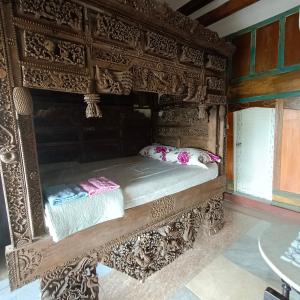 Rúm í herbergi á Omah Singo Stay & Resto Yogyakarta