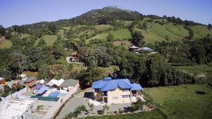 una vista aérea de una casa en una colina en Villa La Grande, en Jarabacoa