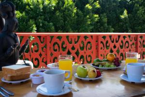 a table with a breakfast of fruit and orange juice at Hostal Talavera in Puebla