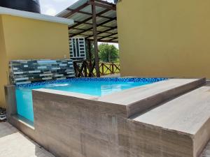 una piscina en una casa con terraza de madera en Villa La Grande, en Jarabacoa