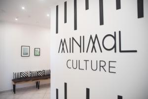 un muro con una señal de que la cultura del lector en Minimal Culture Boutique hotel, en Kavala