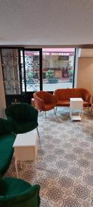 un soggiorno con divani e tavoli in un negozio di Boss To Hotel Taksim a Istanbul