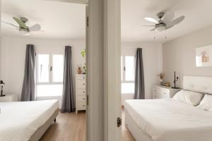 コラレホにあるCasablanca Houseのベッドルーム1室(ベッド2台、シーリングファン付)