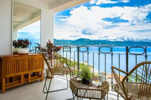 balkon z krzesłami i widokiem na ocean w obiekcie Sunscape Residence Tower w mieście Puerto Vallarta