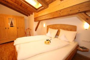 ein Schlafzimmer mit einem Bett mit einem Kürbis drauf in der Unterkunft Ferienwohnungen Hennenmühle in Bad Hindelang