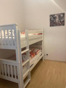 a room with two bunk beds and a wall at Gesamte Unterkunft für 4 Personen Top 12 in Vienna
