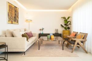 sala de estar con sofá y mesa en Stunning 3 Bedroom Penthouse in La Cala Golf, Mijas, en Málaga