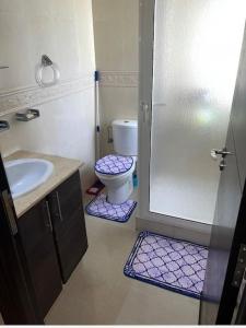 a bathroom with a toilet and a sink and a shower at Superbe appartement avec piscine in Mohammedia