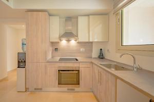 uma cozinha com armários brancos e um lavatório em Mangroovy Seaview 3BR Beach and Pool Free access em Hurghada