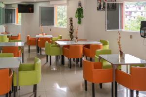 a dining room with tables and chairs at Hotel Yekkan in Huauchinango