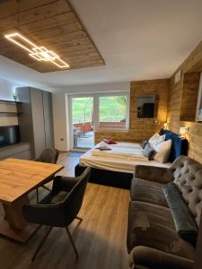 una camera con letto, divano e tavolo di Appartement Bernstein - Appartement Regina a Bad Kleinkirchheim