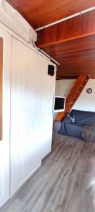 ブリュソンにあるCasa Nemesisのベッド1台と壁が備わる小さな客室です。
