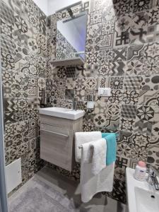 a bathroom with a sink and a mirror at La casa di Teresa in Taranto