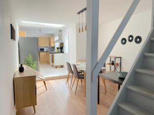 uma sala de estar e cozinha com mesa e cadeiras em Cozy house for 8 people near LILLE em Tourcoing