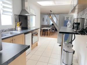 uma cozinha com um lavatório e uma bancada em Cozy house for 8 people near LILLE em Tourcoing