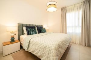 Un dormitorio con una cama grande y una ventana en Stunning 3 Bedroom Penthouse in La Cala Golf, Mijas, en Málaga