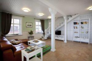 培伐卡的住宿－Vila Pervalka，带沙发和楼梯的客厅