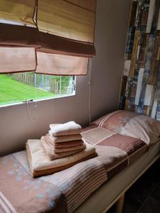 a bed with towels on it in a room with a window at Meerblick Wattenmeer ,50m vom Meer,Strand 300m in Westerland