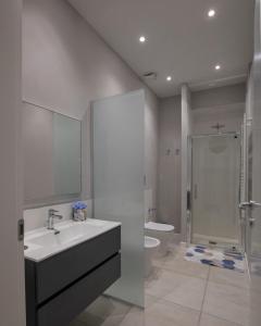 y baño con lavabo, ducha y aseo. en La Casa di Andre, en San Remo
