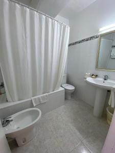 Koupelna v ubytování Hostal Pitiusa