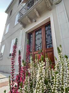 un ramo de flores delante de una casa en VILLA MARGHERITA, en Pieve di Soligo