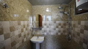 un bagno con lavandino e doccia di House in the clouds&სახლი ღრუბლებში a Kʼveda Chʼkhutunetʼi