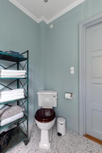 ein Badezimmer mit einem WC und einem Regal mit Handtüchern in der Unterkunft Fantastic 4 bedroom home in Bromma with everything in Stockholm