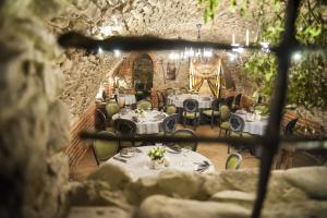 Reštaurácia alebo iné gastronomické zariadenie v ubytovaní Piwnica Rycerska Kęty