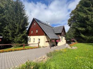 ein rotes und weißes Haus mit Auffahrt in der Unterkunft Chalupa Na stráni in Čenkovice