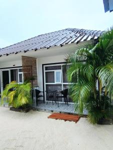 dom z palmami przed nim w obiekcie WHITE SAND ARK RESORT w mieście Koh Rong