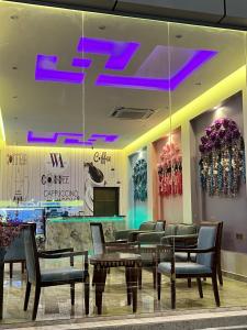 een lobby van een winkel met stoelen en tafels bij Wahaj Al Mesak Units in Dammam