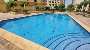 Luxury Beachfront 2Bd Apt, Shams, JBR内部或周边的泳池