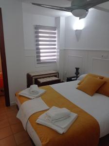 um quarto com 2 camas e toalhas em La Casita em Úbeda