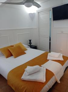 um quarto com uma cama grande e toalhas em La Casita em Úbeda