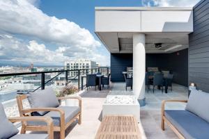 einen Balkon mit Stühlen und Tischen auf einem Gebäude in der Unterkunft Initial / Espace M / Centre-ville de Québec in Québec